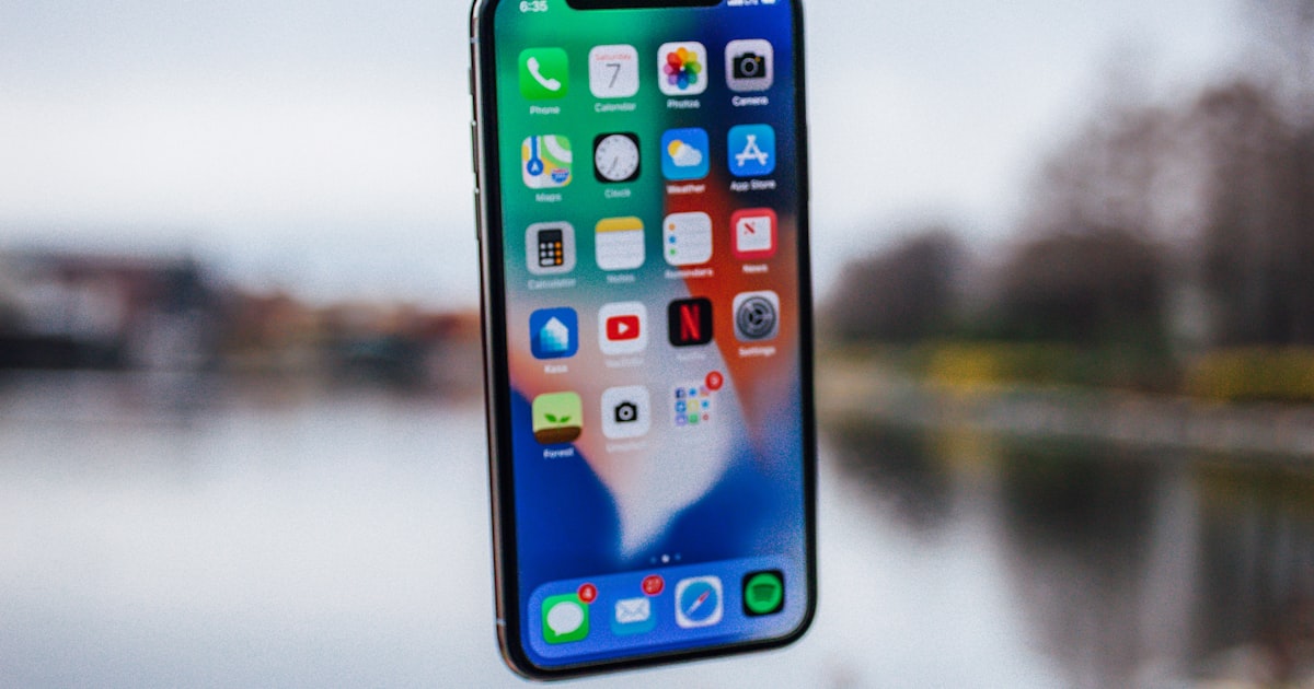 Sampul: smartphone dengan aplikasi WhatsApp